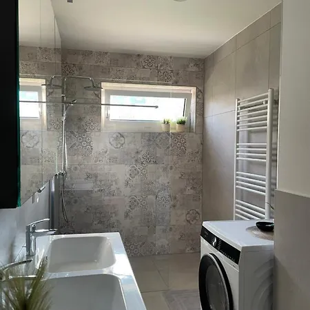 Luxury - Mit Balkon In Seenaehe Apartman *